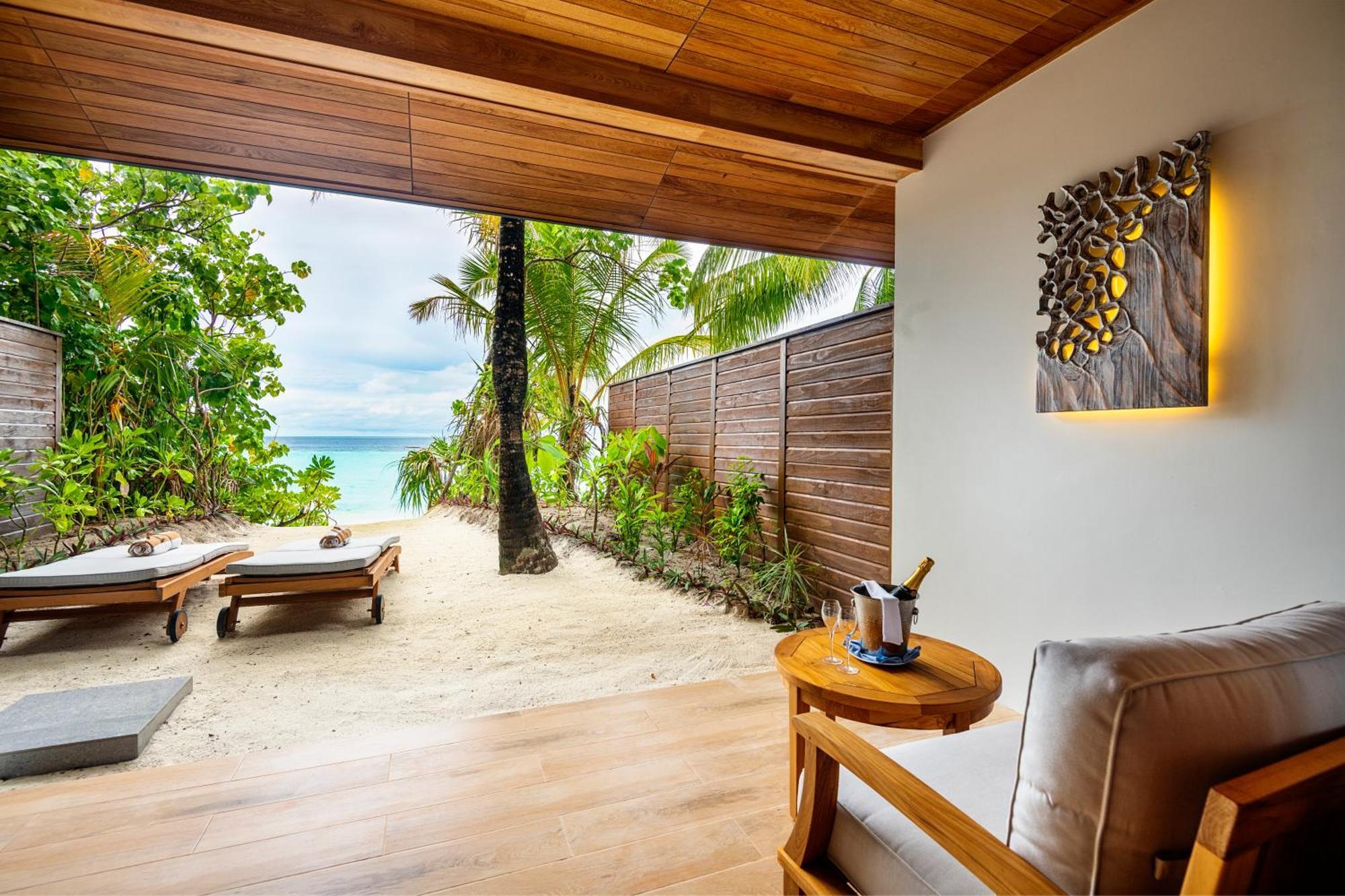Lily Beach Resort And Spa Huvahendhoo Island Zimmer foto